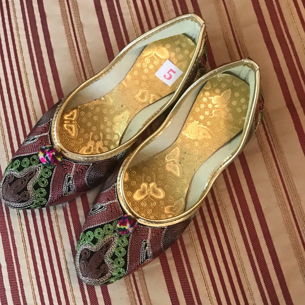Beautiful handcrafted embroidered size 5 NEW flats - Picture 2 of 6